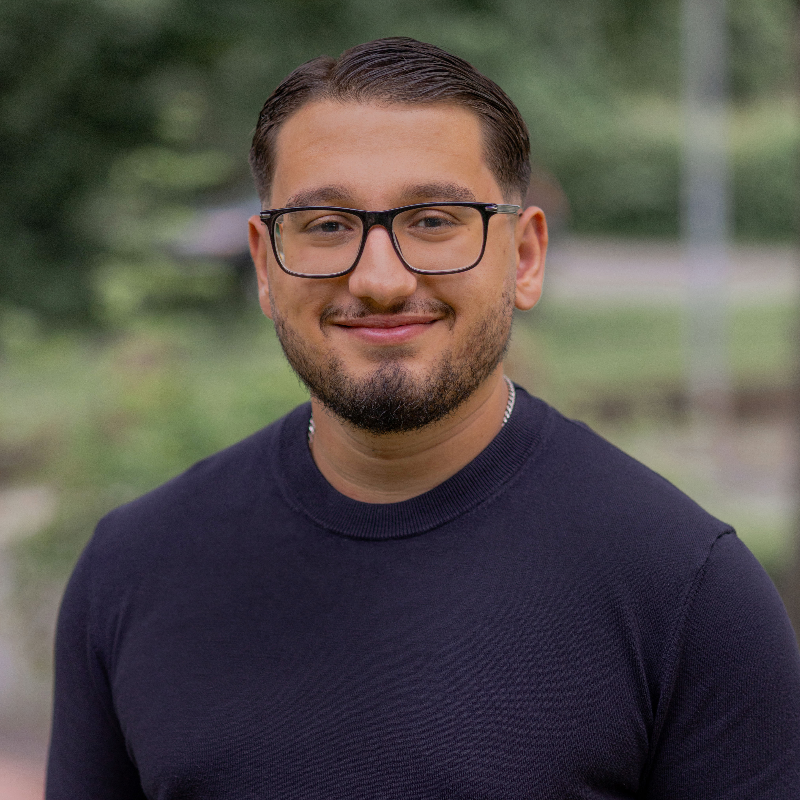  Yigit Akg�l